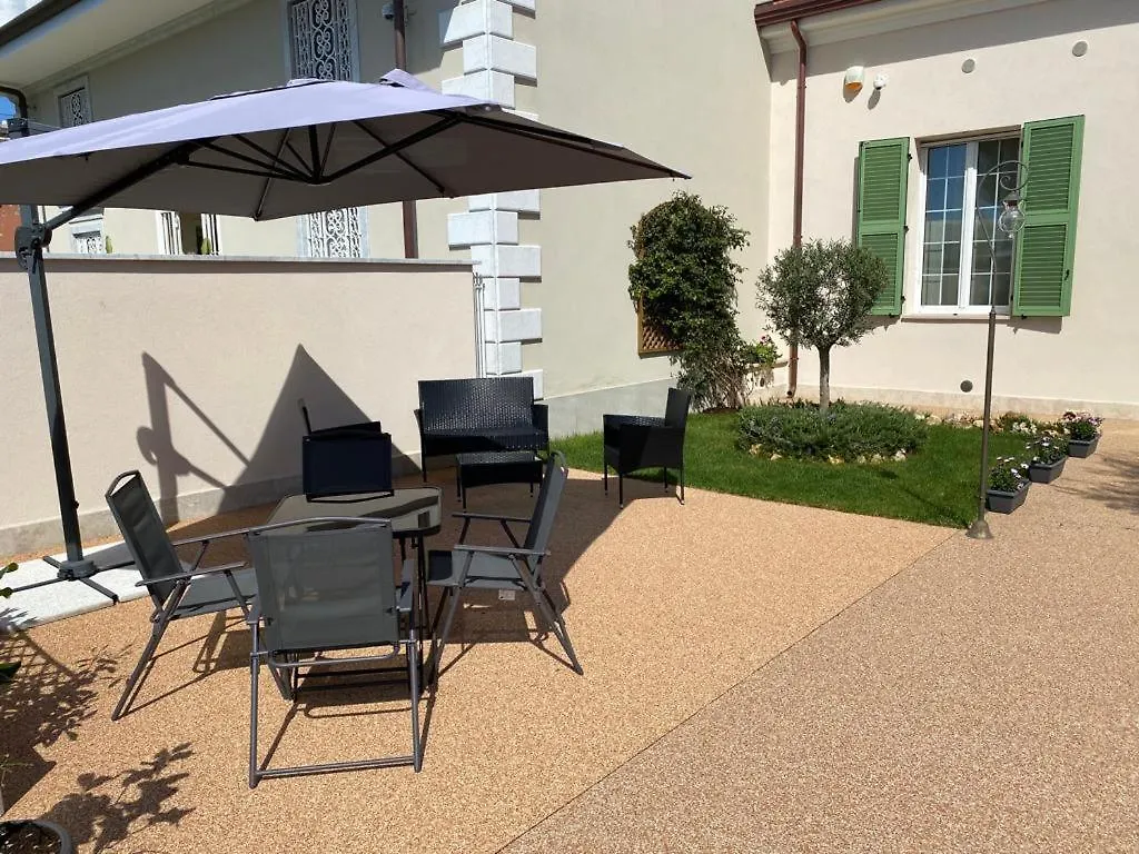 Villino Micol Camere A Due Passi Dal Mare Marina Di Carrara Bed & Breakfast