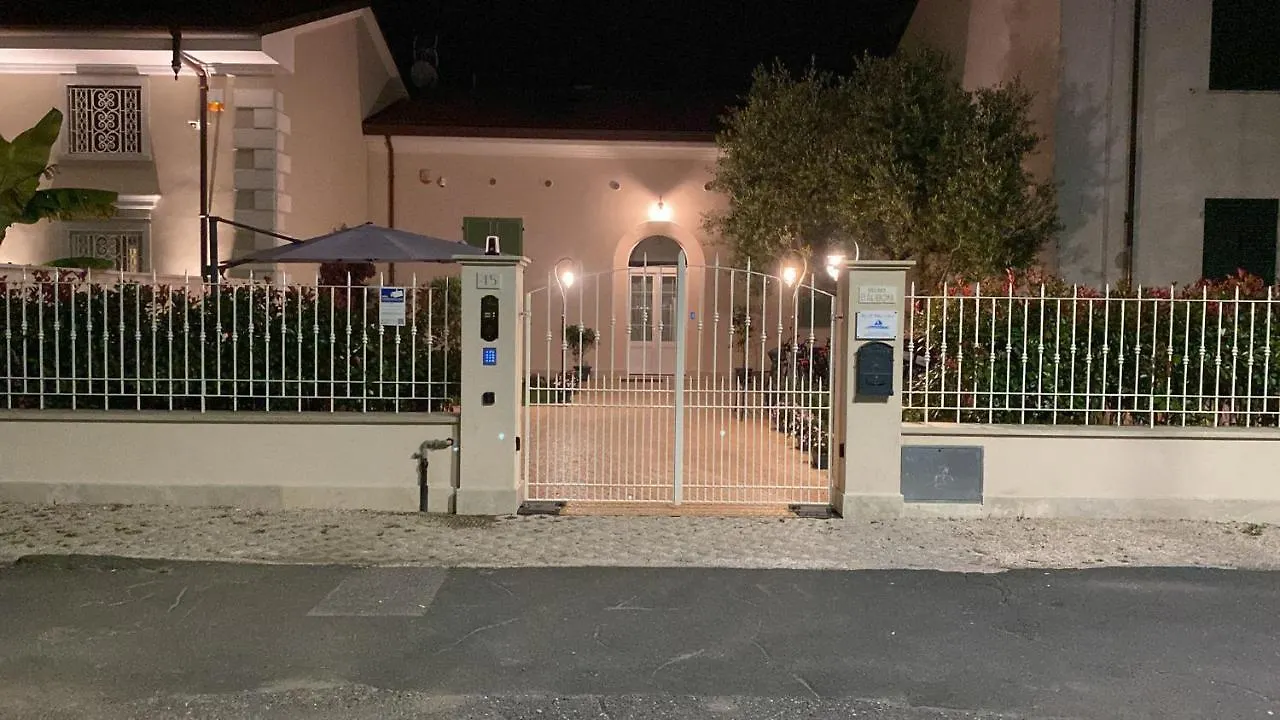 Bed & Breakfast Villino Micol Camere A Due Passi Dal Mare Marina Di Carrara Italien
